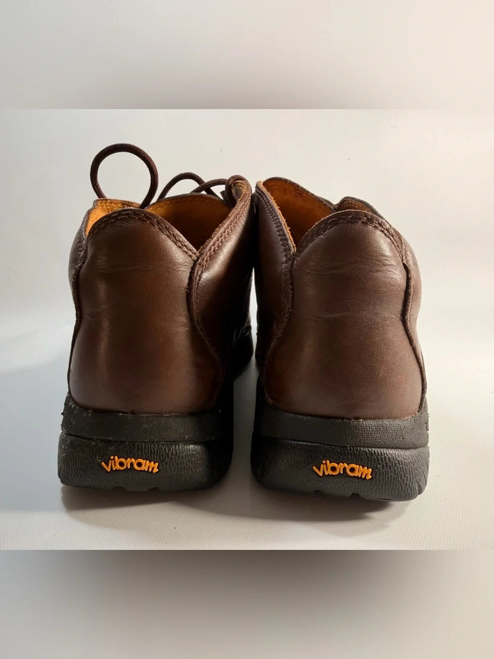 UGG Men's Brown Leather Chukka Boot with Black Sole - 162